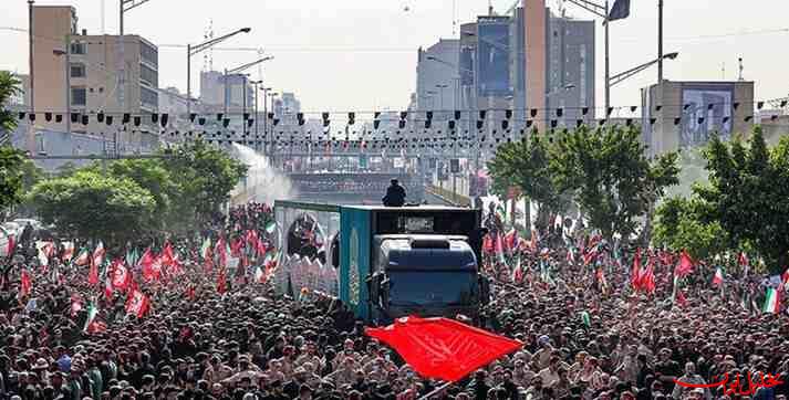  تحلیل ایران -پیکر رهبر شهید پس از تشییع با بالگرد بر فراز مسیر حرکت داده می شود