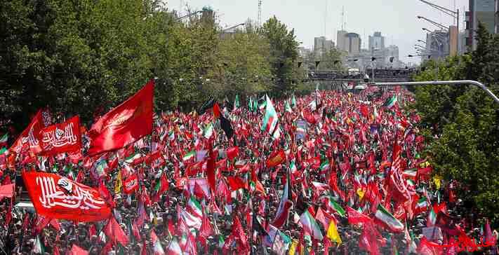  تحلیل ایران -پرچم‌های سرخ در تشییع رهبر شهید یک نماد خاص است